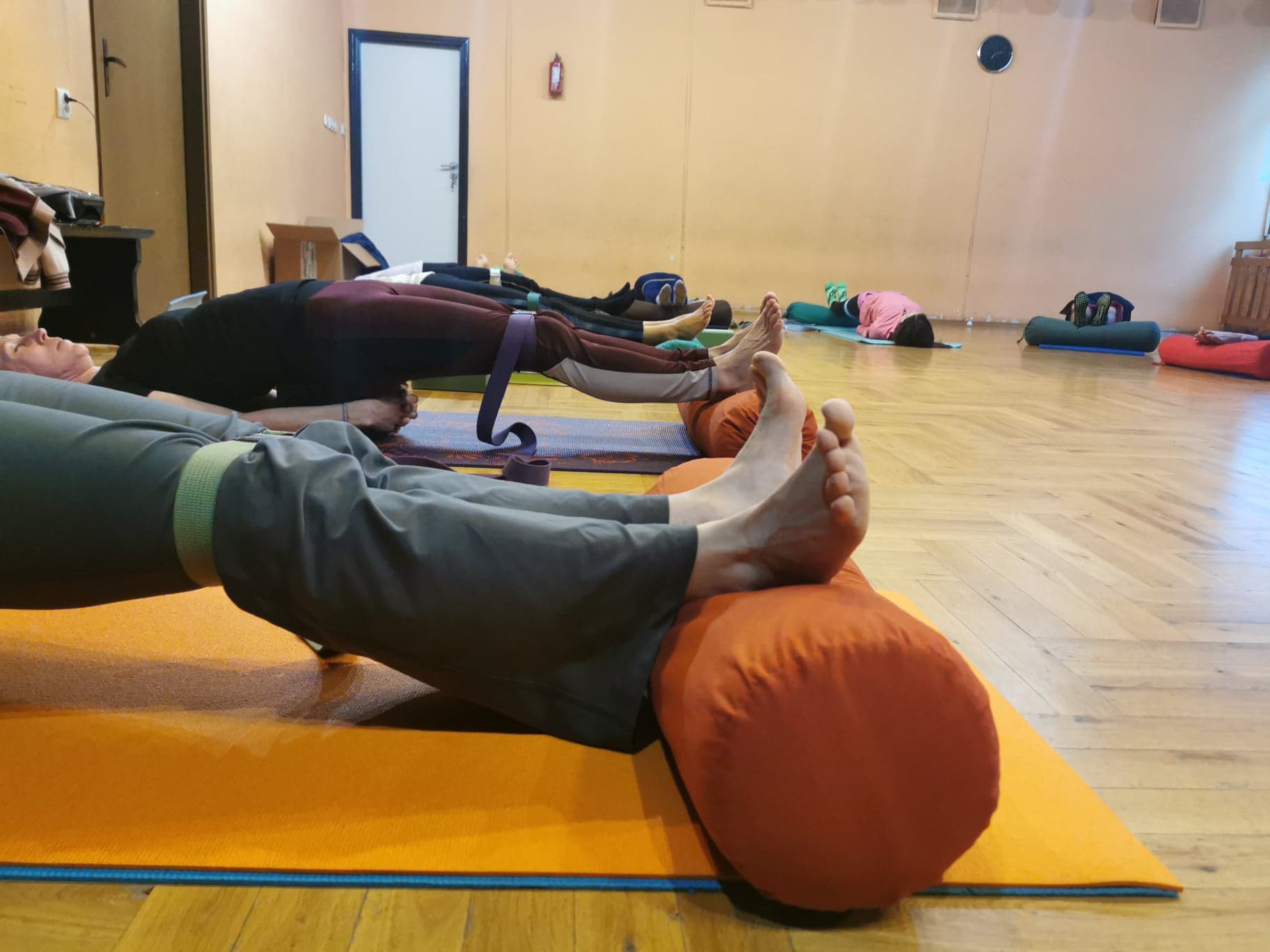 hatha joga grupa ćwiczących